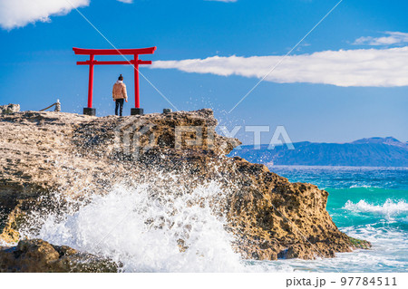 【静岡県】伊豆で最古の白浜神社・大明神岩の赤鳥居 97784511