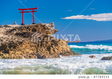 【静岡県】伊豆で最古の白浜神社・大明神岩の赤鳥居 【静岡県】伊豆で最古の白浜神社・大明神岩の赤鳥居 97784533