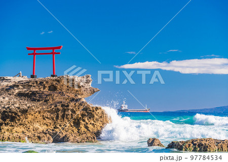 【静岡県】伊豆で最古の白浜神社・大明神岩の赤鳥居 【静岡県】伊豆で最古の白浜神社・大明神岩の赤鳥居 97784534
