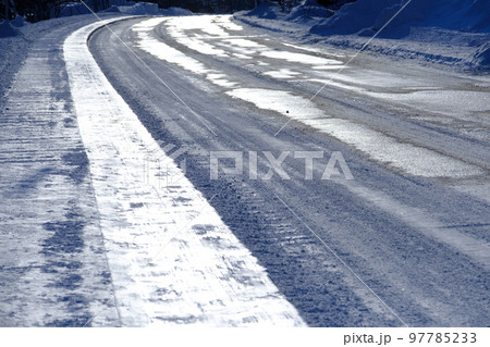除雪後のアスファルト路面 97785233