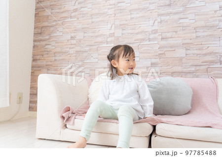 ソファーで寛ぐ幼児 ソファーで寛ぐ幼児 97785488