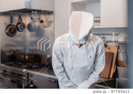 おじぎをする男性のシェフ おじぎをする男性のシェフ 97785622