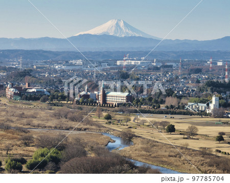 富士山と入間川と街並み　埼玉県川越市（ドローンによる空撮） 97785704