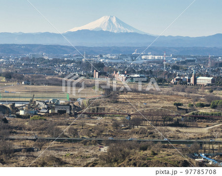 富士山と入間川と街並み　埼玉県川越市（ドローンによる空撮） 97785708