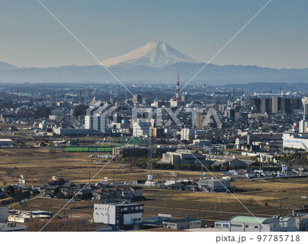 雄大な富士山と川越市街地　埼玉県川越市（ドローンによる空撮） 97785718