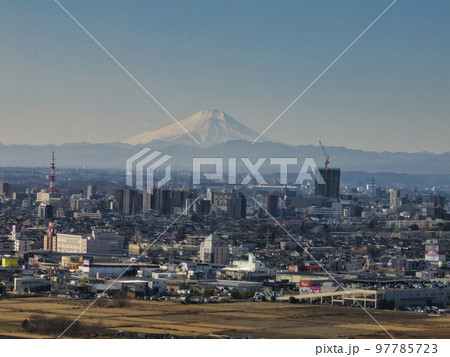 雄大な富士山と川越市街地　埼玉県川越市（ドローンによる空撮） 97785723