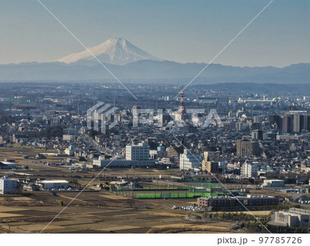 雄大な富士山と川越市街地 埼玉県川越市(ドローンによる空撮) 雄大な富士山と川越市街地 埼玉県川越市(ドローンによる空撮) 97785726