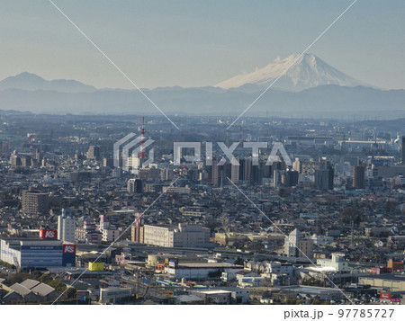 雄大な富士山と川越市街地　埼玉県川越市（ドローンによる空撮） 97785727