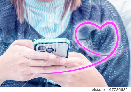 スマートフォンでメッセージを送る女性 97786683
