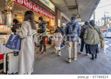 神奈川県箱根湯本　駅前商店街 97786824