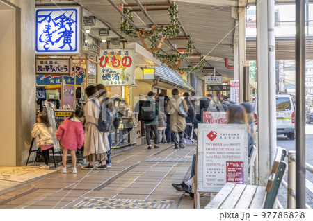 神奈川県箱根湯本　駅前商店街 97786828