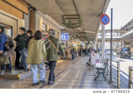 神奈川県箱根湯本　駅前商店街 97786829