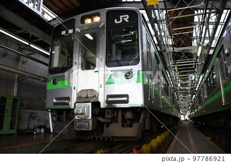 車両基地に停車するE127系電車 車両基地に停車するE127系電車 97786921