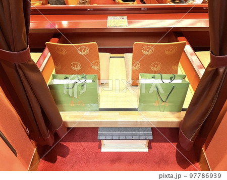 歌舞伎座の桟敷席で見る歌舞伎 97786939