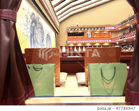 歌舞伎座の桟敷席で見る歌舞伎 歌舞伎座の桟敷席で見る歌舞伎 97786947