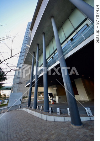 魚眼、フェスティバルホール、堂島川、渡辺橋、阪神高速11号池田線、中之島遊歩道・川・雲・高速道路の景 97787424