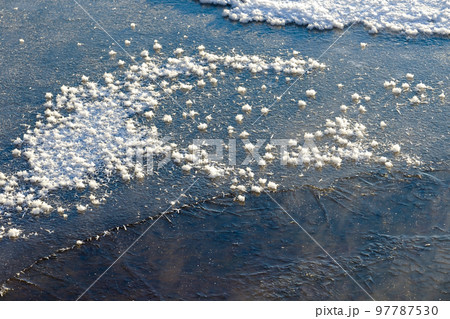 真冬のウトナイ湖の湖面から沸き立つ気嵐 97787530