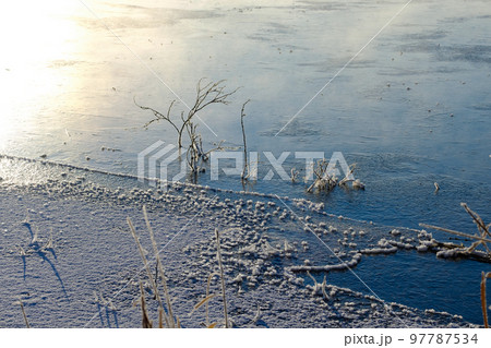 真冬のウトナイ湖の湖面から沸き立つ気嵐 真冬のウトナイ湖の湖面から沸き立つ気嵐 97787534