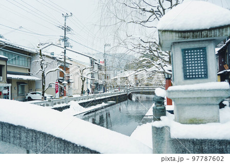 城崎温泉　温泉街の街並み 97787602