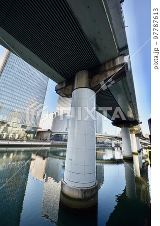 魚眼、フェスティバルホール、堂島川、渡辺橋、阪神高速11号池田線、中之島遊歩道・川・雲・高速道路の景 魚眼、フェスティバルホール、堂島川、渡辺橋、阪神高速11号池田線、中之島遊歩道・川・雲・高速道路の景 97787613