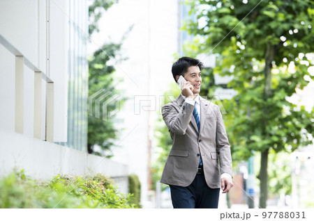 街中で電話をするビジネスマン 街中で電話をするビジネスマン 97788031