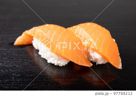 二巻の美味しいサーモンの握り鮨 97788212