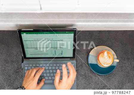 総務　経理　事務職　営業事務　一般事務　事務スタッフ　表計算　グラフ　俯瞰　ラテアート　カフェ 97788247