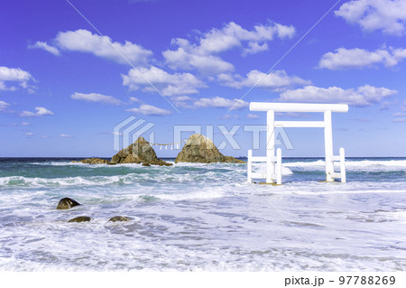 福岡県 糸島市  二見ヶ浦の白い鳥居と夫婦岩 97788269