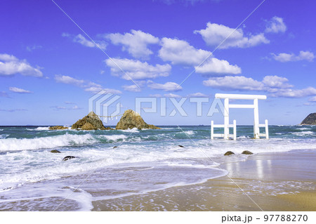 福岡県 糸島市  二見ヶ浦の白い鳥居と夫婦岩 97788270