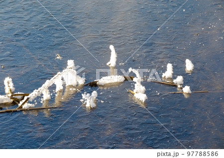 凍結したウトナイ湖の湖面模様 97788586