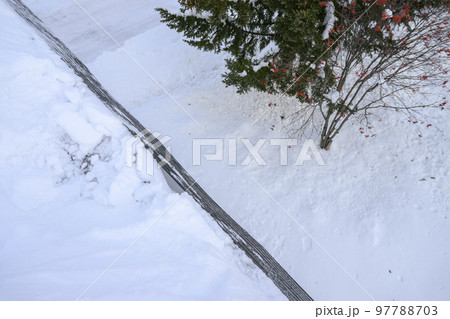 住宅リフォーム前の診断(雪庇による雪害事例 庇のへこみ) 住宅リフォーム前の診断(雪庇による雪害事例 庇のへこみ) 97788703