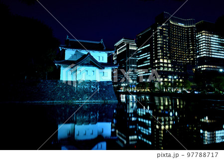 東京 皇居のライトアップ巽櫓の夜景 東京 皇居のライトアップ巽櫓の夜景 97788717