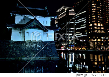 東京 皇居のライトアップ巽櫓の夜景 97788718