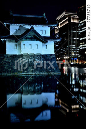 東京 皇居のライトアップ巽櫓の夜景 97788719