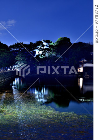 東京 皇居のライトアップ巽櫓の夜景 東京 皇居のライトアップ巽櫓の夜景 97788722