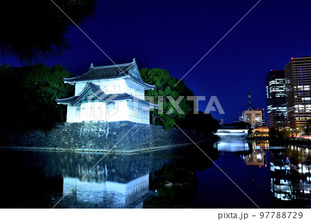 東京 皇居のライトアップ巽櫓の夜景 97788729