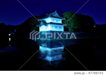 東京 皇居のライトアップ巽櫓の夜景 東京 皇居のライトアップ巽櫓の夜景 97788742