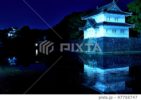 東京 皇居のライトアップ巽櫓の夜景 97788747