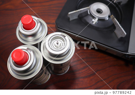 立てたカセットガス3本とカセットコンロ 97789242