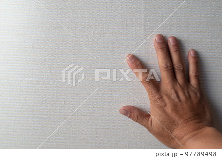 壁に手を押し当てるポーズ 97789498