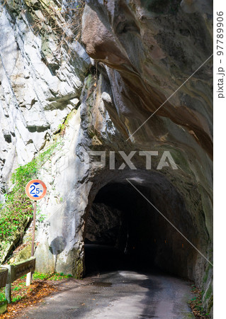 大正時代の手掘りトンネル 羽山第二隧道の南側2 岡山県高梁市 大正時代の手掘りトンネル 羽山第二隧道の南側2 岡山県高梁市 97789906
