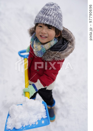 雪遊びをして楽しそうな男の子 雪遊びをして楽しそうな男の子 97790696