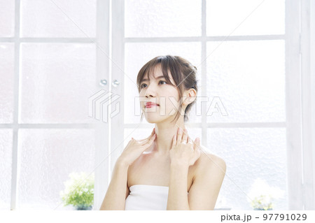 家でデコルテラインのスキンケアをする女性 97791029