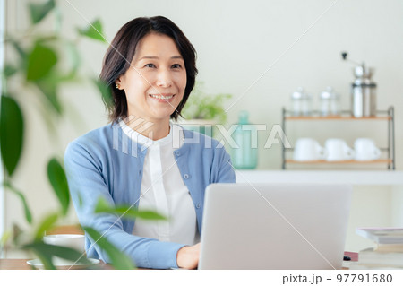 パソコンで調べ物をするミドル女性 97791680