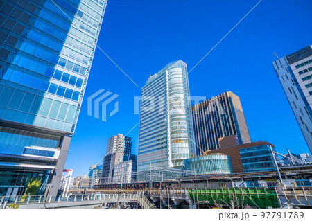 日本の東京都市景観 秋葉原駅前のオフィスビルなどを望む(奥に黒い山手線) 日本の東京都市景観 秋葉原駅前のオフィスビルなどを望む(奥に黒い山手線) 97791789