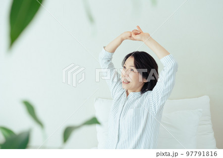 ミドル女性の心地よい目覚め 97791816
