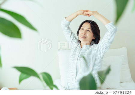 ミドル女性の心地よい目覚め 97791824
