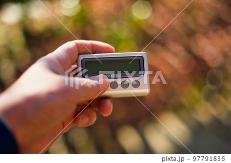 手で持ったポケベル 97791836