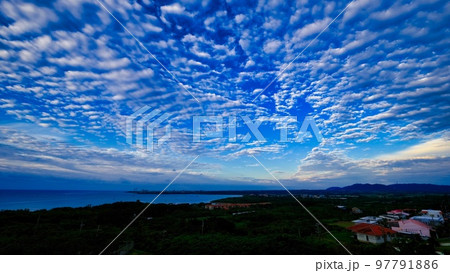 広角レンズで撮影した沖縄県石垣島の風景 97791886