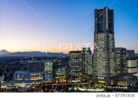 （横浜夜景）全館点灯したみなとみらいの絶景 97791916